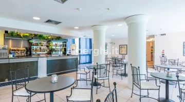 Amerikanische Bar mit Terrasse mit Blick auf den Pool