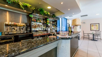 Amerikanische Bar mit Terrasse mit Blick auf den Pool