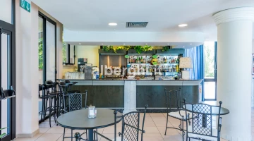 Amerikanische Bar mit Terrasse mit Blick auf den Pool