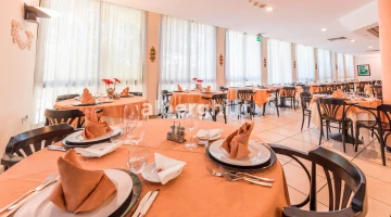 Grosses und helles Esszimmer