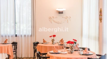 Großes und helles Esszimmer