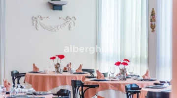 Grosses und helles Esszimmer