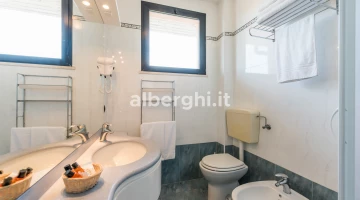 Badezimmer mit Duschkabine