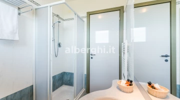 Badezimmer mit Duschkabine