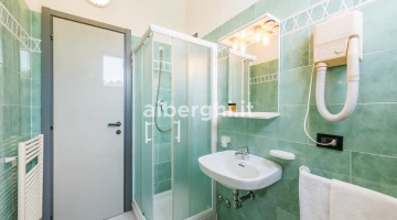 Badezimmer mit Duschkabine