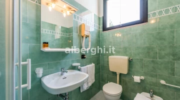 Badezimmer mit Duschkabine
