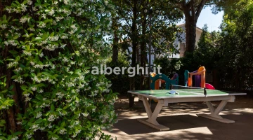 Tischtennis im Garten