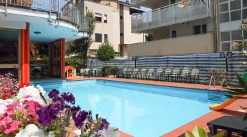 Außenbereich mit Solarium und Kinderspielen