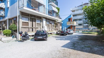 Eingezäunter Parkplatz