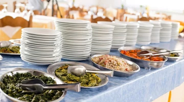 Zu jeder Mahlzeit gibt es ein Buffet mit Gemüse/Beilagen