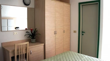 Zimmerdekoration in Korallenrot