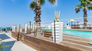 Piscine sur la plage
