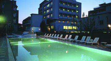 vue sur la piscine pendant la journée