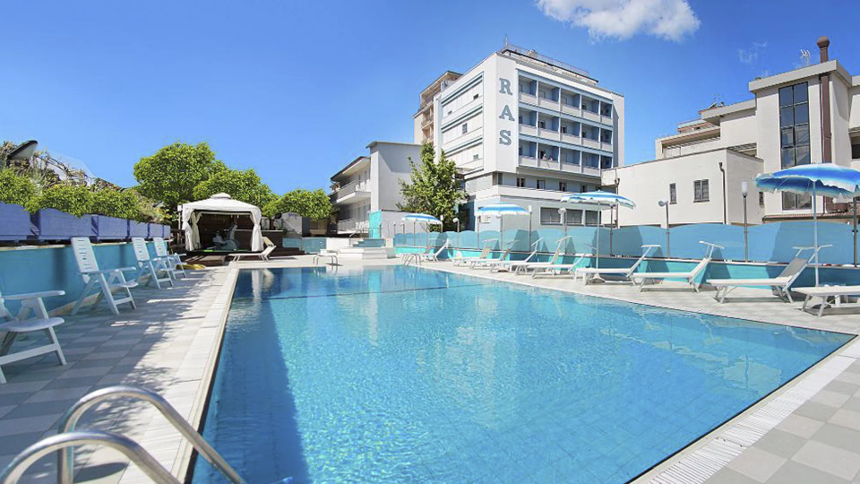vue sur la piscine pendant la journée