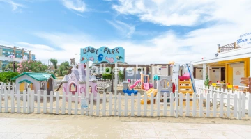 Parc pour bébés sur la plage