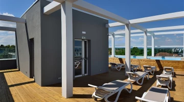 Solarium e piscina