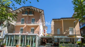 Facciata dell'hotel e villino