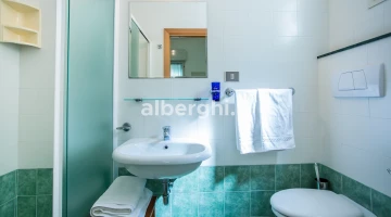 Tutti i bagni con sanitari sospesi e box doccia