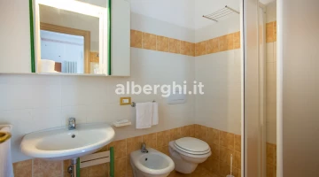 Bagno con box doccia e sanitari sospesi