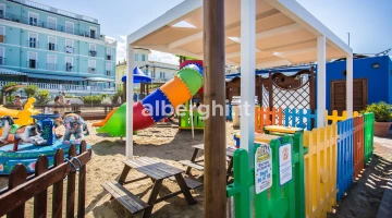 Spiaggia area giochi per bambini e relax