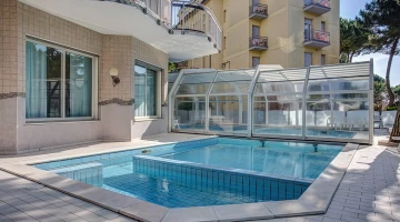 Piscina: 120 mq, altezza 1.40