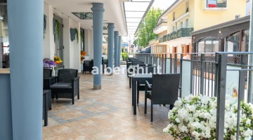 Patio arredato con tavolini e sedie