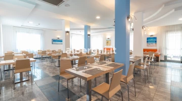 Tavoli allestiti per la colazione
