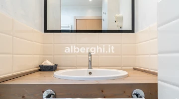 Bagno con set di cortesia