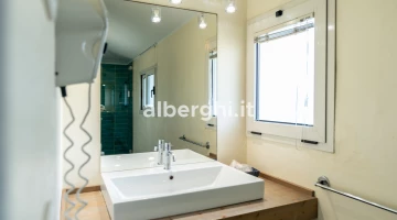 Bagno con box doccia e phon