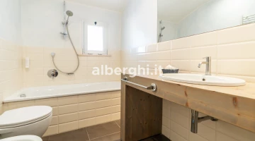 Bagno con vasca doccia