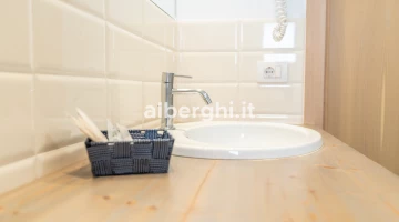 Bagno con set di cortesia