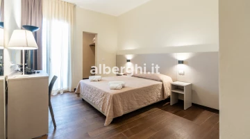 Camera con letto matrimoniale e scrivania