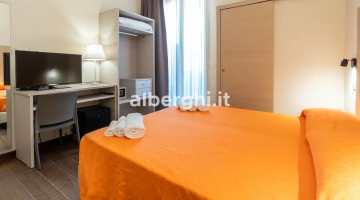 Camera con letto matrimoniale, TV e scrivania