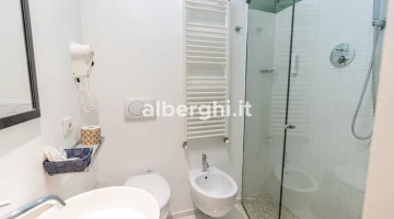 Bagno con box doccia e phon a parete