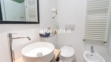 Servizi privati con phon a parete e set di cortesia