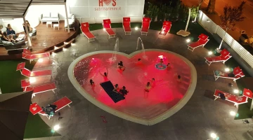 piscina colorata di rosso
