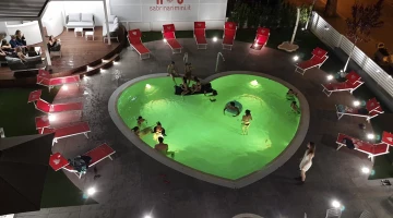 piscina colorata di verde