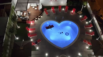 piscina colorata di azzurro