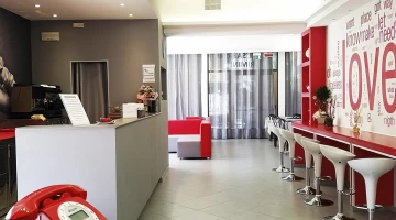 hall e bar