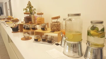 colazione con acqua detox con menta, limone e zenzero