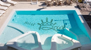 Beheiztes Schwimmbad mit Hydromassagen, Gayser, Chaiselongue