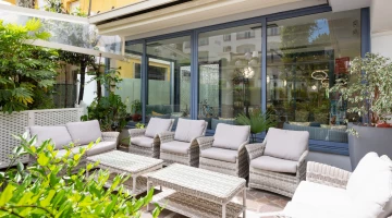 Garten mit Sofas