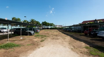Geschlossener Privatparkplatz mit automatischem Tor