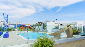 Swimmingpool am Partnerstrand