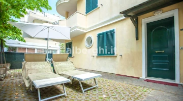 Exclusive garden of 70 sqm. Three-room apartment n.1