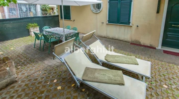 Exclusive garden of 70 sqm. Three-room apartment n.1
