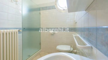 Two-room bathroom no.6