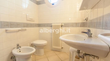 Three-room bathroom no.1