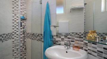 Standard room bathroom
