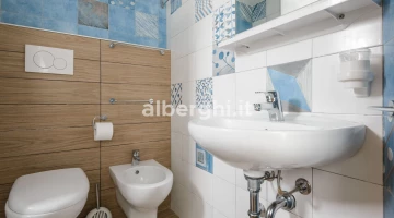 Bagno con sanitari sospesi